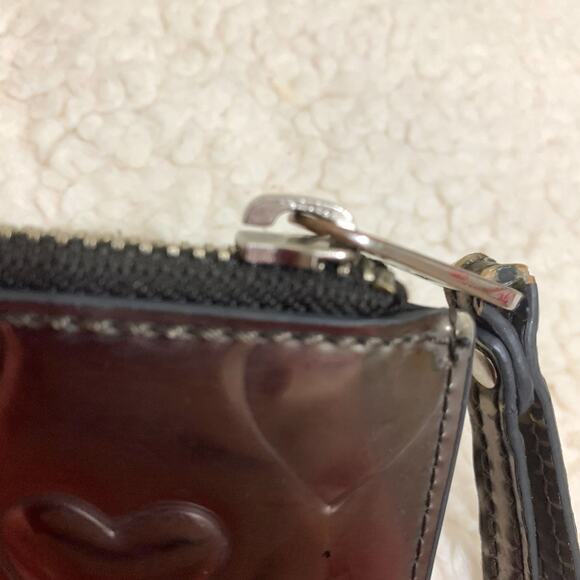 MARC JACOBS MJ Hearts Logo Embossed Silver Mirror Metallic Flat Wristlet - Picture 7 of 14